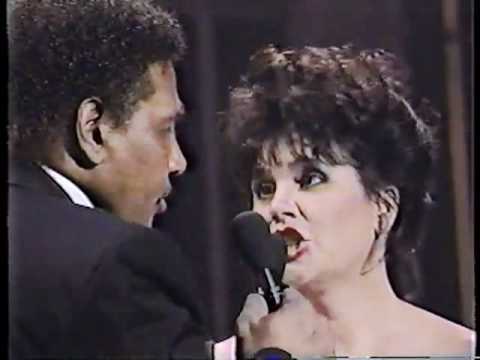 Linda Ronstadt &amp; Aaron Neville Don&#039;t Know Much live 1990